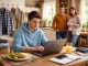 découvrez comment la prime d'activité influence le quotidien des apprentis vivant chez leurs parents, en analysant ses effets financiers et sociaux.