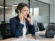 Femme d'affaires professionnelle téléphonant au service client PayPal entreprise depuis son bureau moderne