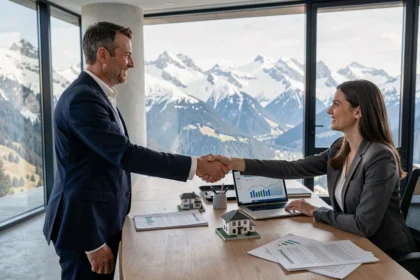 Conseiller en investissement locatif en Haute-Savoie discutant avec des clients dans un bureau moderne avec vue sur les Alpes